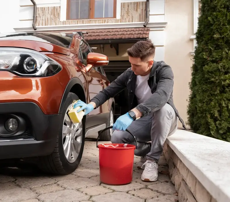 Lavage auto à domicile Saint-Paul-de-Tartas : professionnel intervenant sur un véhicule
